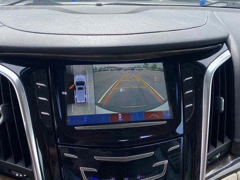 Used 2018 Cadillac Escalade ESV Luxury AWD/4WD image 16