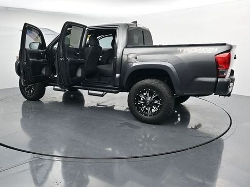 Used 2017 Toyota Tacoma TRD Sport AWD/4WD image 39
