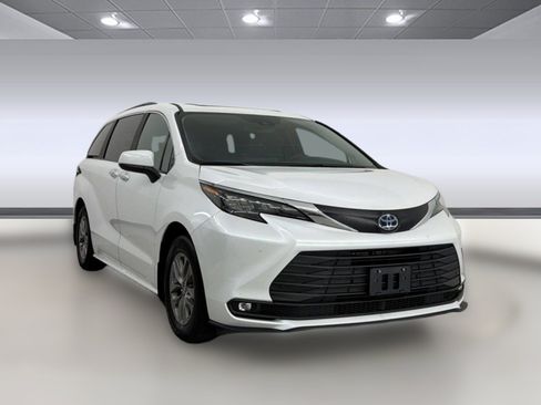 Used 2025 Toyota Sienna XLE w/ XLE Plus Package AWD/4WD image 7