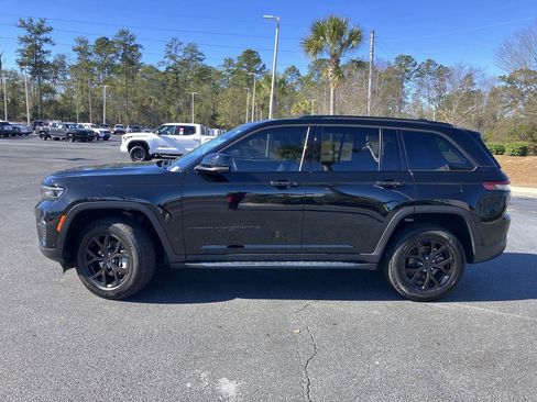 Used 2022 Jeep Grand Cherokee Limited w/ Luxury Tech Group II image 2