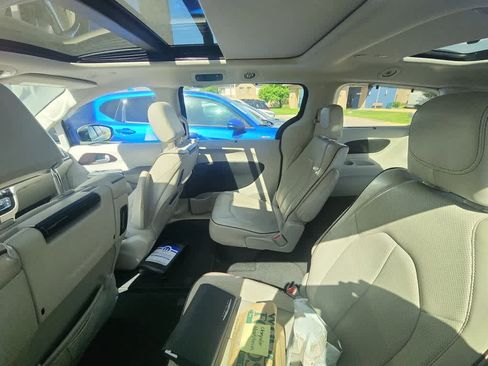Used 2018 Chrysler Pacifica Limited w/ Tire & Wheel Group FWD image 9