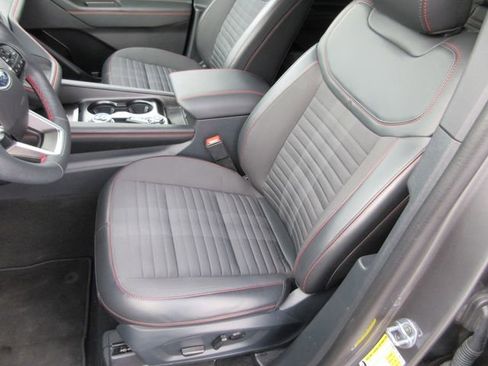 Used 2025 Ford Explorer ST-Line w/ ST-Line Street Pack image 19