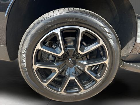 Used 2024 Chevrolet Suburban RST w/ Luxury Package RWD image 13