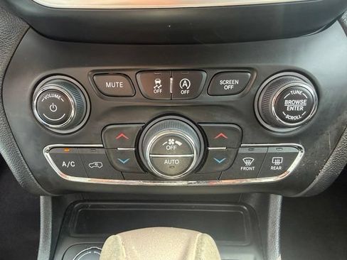Used 2019 Jeep Cherokee Limited AWD/4WD image 24