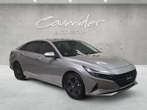 Used 2022 Hyundai Elantra SEL w/ Cargo Package image 2