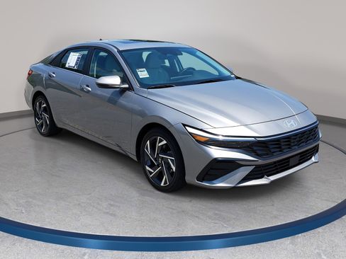 Used 2025 Hyundai Elantra Limited FWD image 3