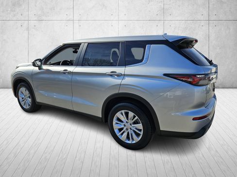 New 2026 Mitsubishi Outlander ES image 5
