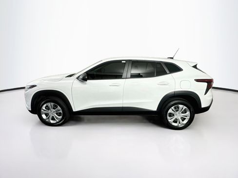 Used 2024 Chevrolet Trax LS FWD image 4