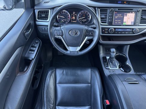 Used 2014 Toyota Highlander XLE image 16