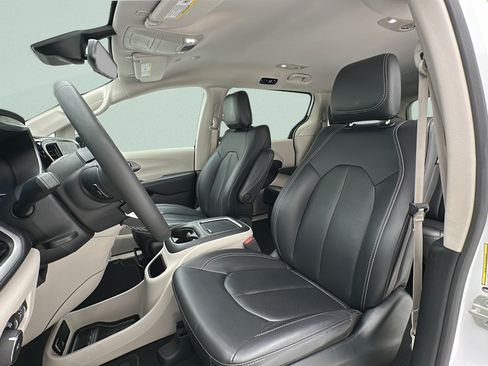 Used 2024 Chrysler Pacifica Touring-L FWD image 14