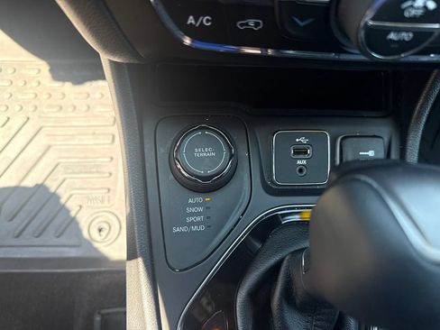 Used 2019 Jeep Cherokee Limited AWD/4WD image 27