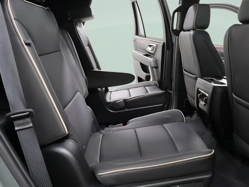 Used 2024 Chevrolet Tahoe Premier AWD/4WD image 32