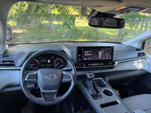 Used 2025 Toyota Sienna XLE FWD image 32