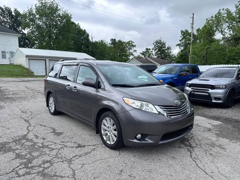 Used 2017 Toyota Sienna XLE w/ XLE Navigation Package AWD/4WD image 3