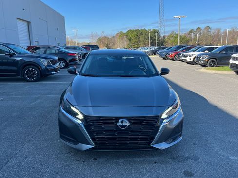 Used 2024 Nissan Altima 2.5 SV image 2