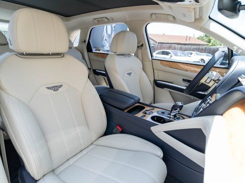 Used 2024 Bentley Bentayga AWD/4WD image 24