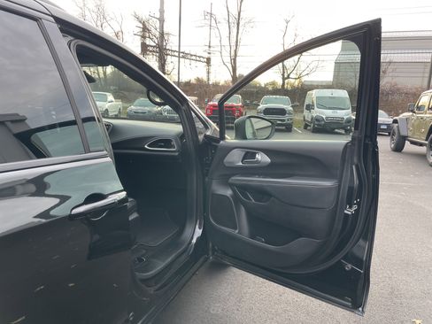 Used 2023 Chrysler Pacifica Touring-L w/ S Appearance Package image 8