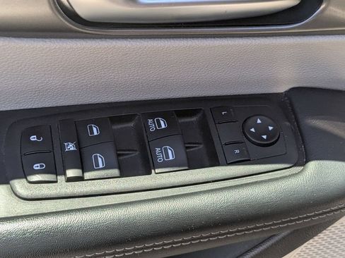 Used 2023 Chrysler Pacifica Touring-L FWD image 14