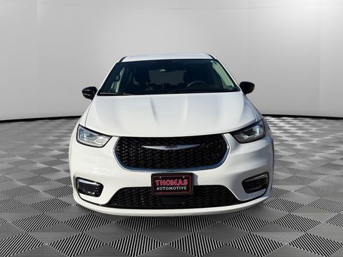 Used 2024 Chrysler Pacifica Touring-L image 2