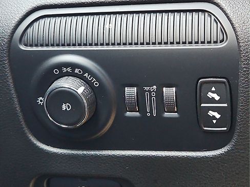 Used 2022 Jeep Wagoneer Series I w/ Premium Group I AWD/4WD image 15