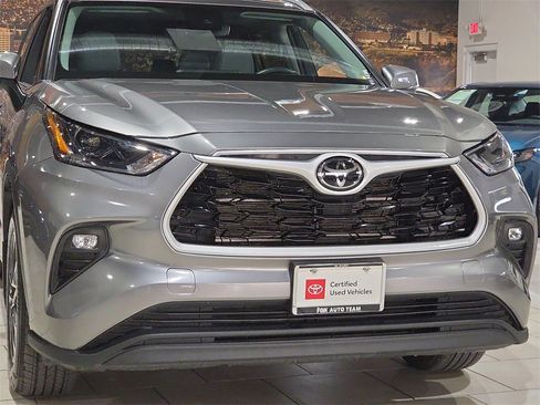 Certified 2025 Toyota Highlander XLE image 9