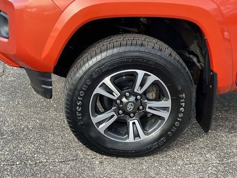 Used 2017 Toyota Tacoma TRD Off-Road AWD/4WD image 9