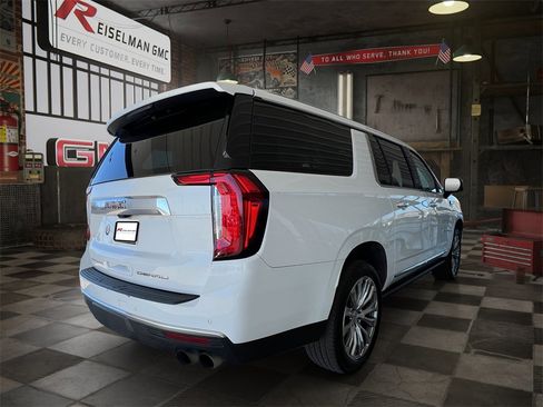 Used 2021 GMC Yukon XL Denali w/ Denali Ultimate Package image 3