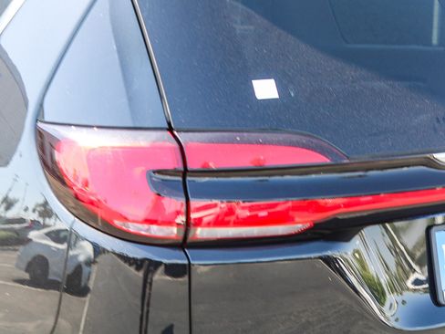 Used 2024 Chrysler Pacifica Limited FWD image 10