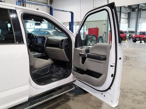 Used 2019 Ford F150 XLT w/ Equipment Group 302A Luxury AWD/4WD image 17
