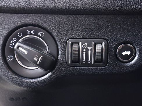 Used 2017 Chrysler 300 C RWD image 10