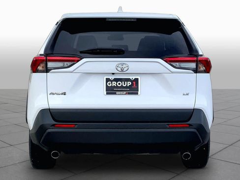 Used 2022 Toyota RAV4 LE FWD image 5