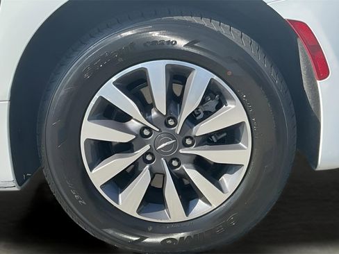 Used 2024 Chrysler Pacifica Select image 19