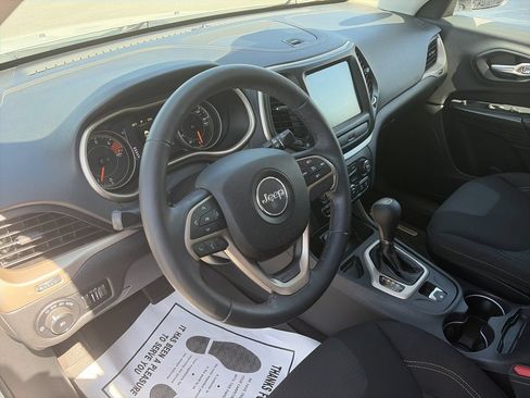 Used 2016 Jeep Cherokee Latitude FWD image 11