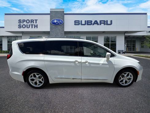 Used 2018 Chrysler Pacifica Touring-L w/ Tire & Wheel Group FWD image 2