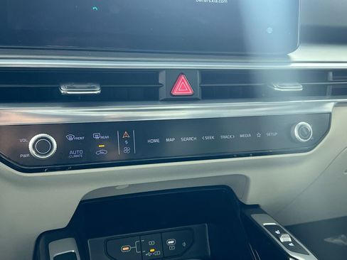 Certified 2025 Kia Sorento SX image 25