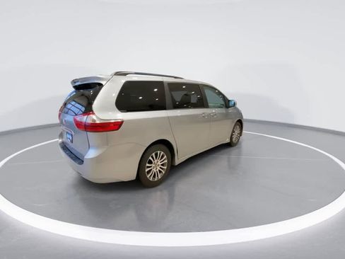 Used 2019 Toyota Sienna XLE image 8