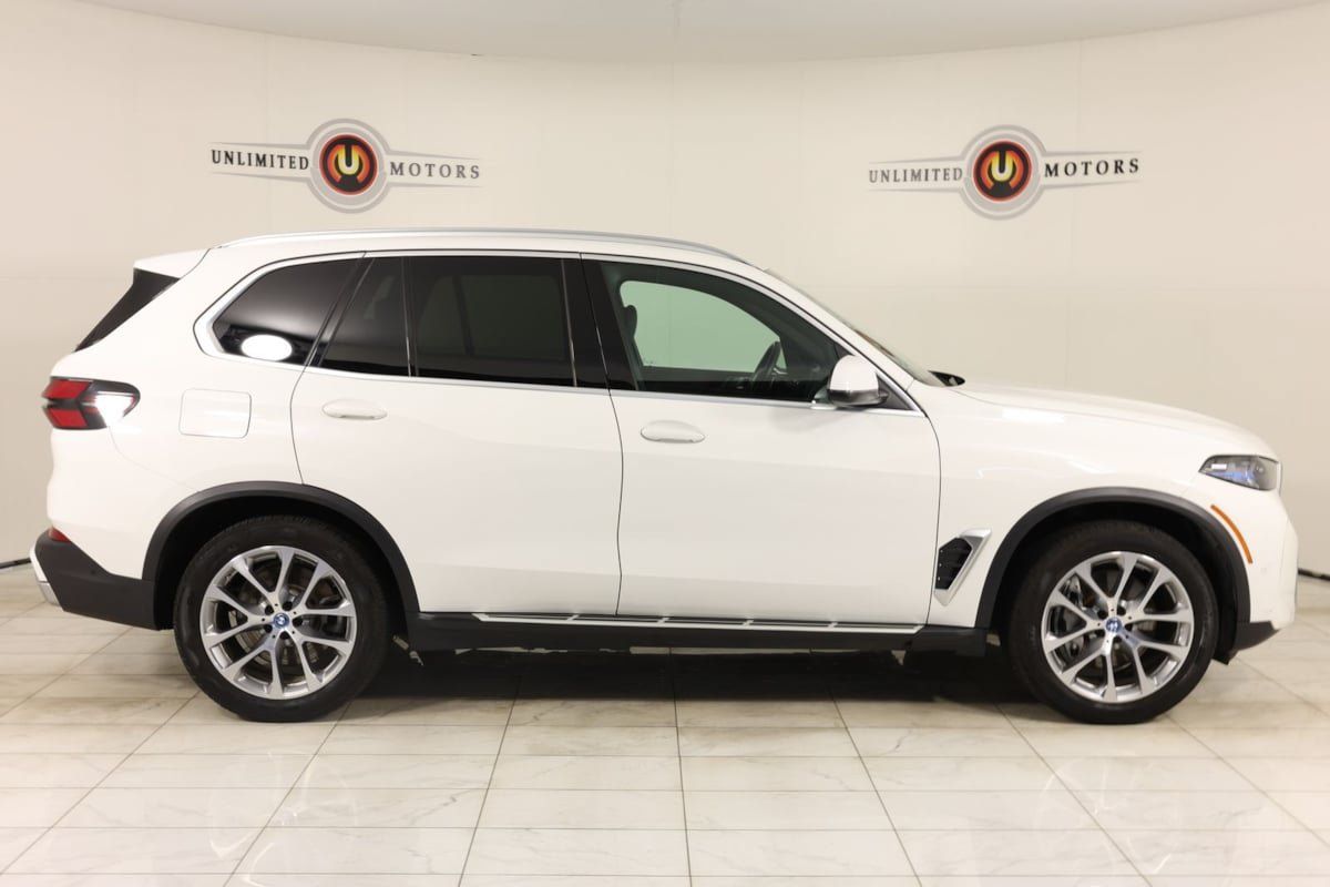 Used 2025 BMW X5 xDrive50e AWD/4WD image 2
