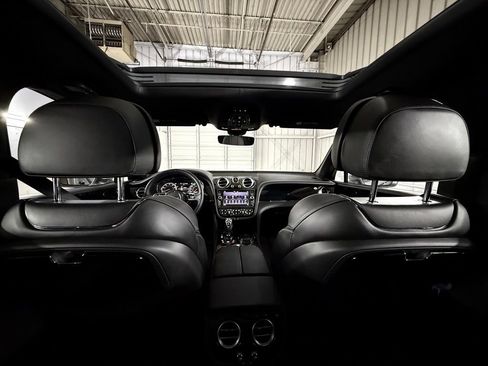 Used 2017 Bentley Bentayga AWD/4WD image 44
