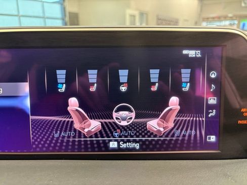 Used 2019 Lexus ES 300h 300h Luxury w/ Premium Package image 17