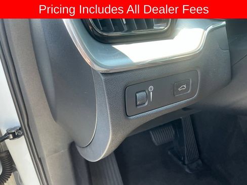 Used 2019 Volvo XC60 T5 Momentum w/ Premium Package FWD image 11