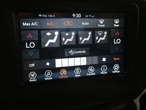 Used 2019 Jeep Renegade Latitude w/ Cold Weather Group FWD image 17