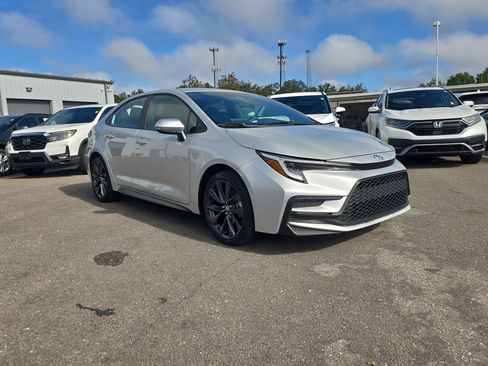 Used 2025 Toyota Corolla SE FWD image 2