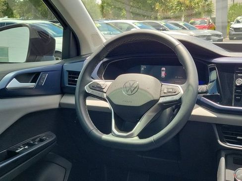 Certified 2022 Volkswagen Taos SE FWD image 3