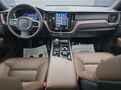 Used 2023 Volvo XC60 B5 Plus image 21