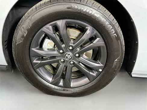 Certified 2025 Toyota Sienna XSE image 33