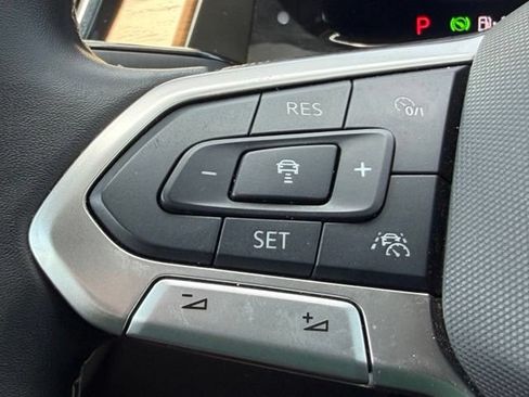 Used 2025 Volkswagen Atlas SE AWD/4WD image 19