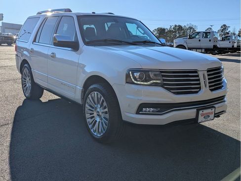 Used 2017 Lincoln Navigator Reserve image 3