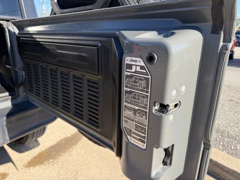 Used 2018 Jeep Wrangler Unlimited Sahara w/ Cold Weather Group image 27