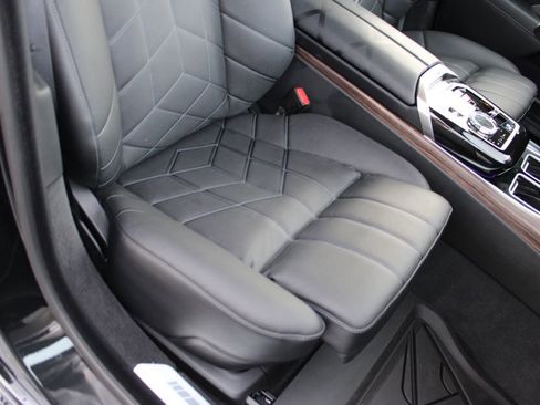 Used 2024 BMW i7 xDrive60 image 25