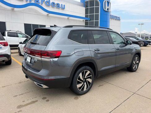 Used 2025 Volkswagen Atlas SE AWD/4WD image 2